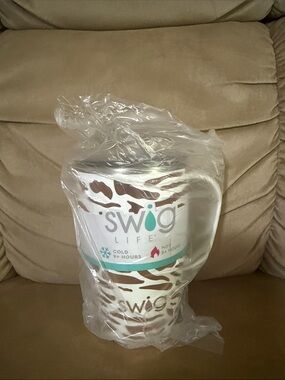 Swig Life Leopard Print Insulated Mug - White & Brown